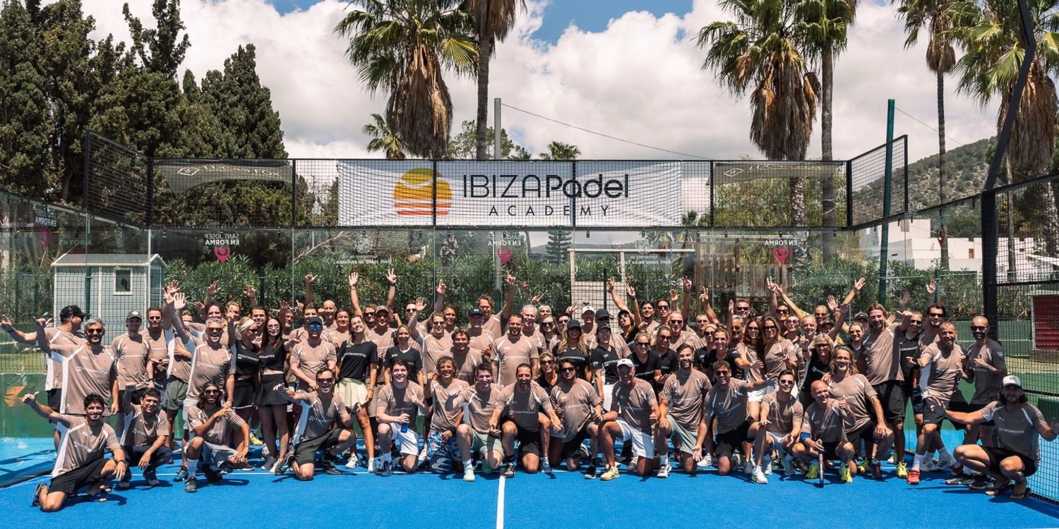 Ein Padelplatz an der Küste von Ibiza