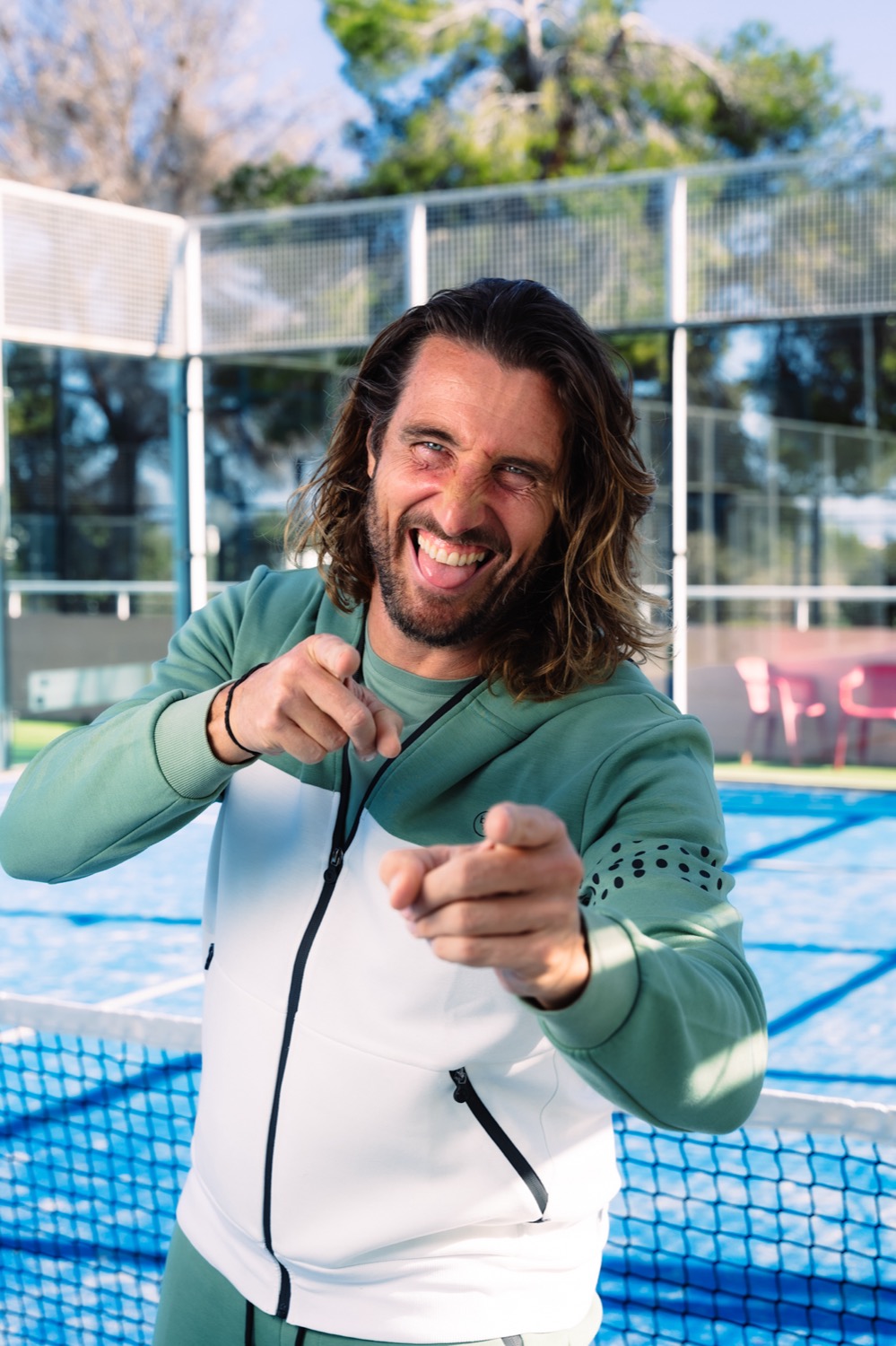 Ein Trainer von Ibiza Padel Academy mit einem Schläger auf dem Platz