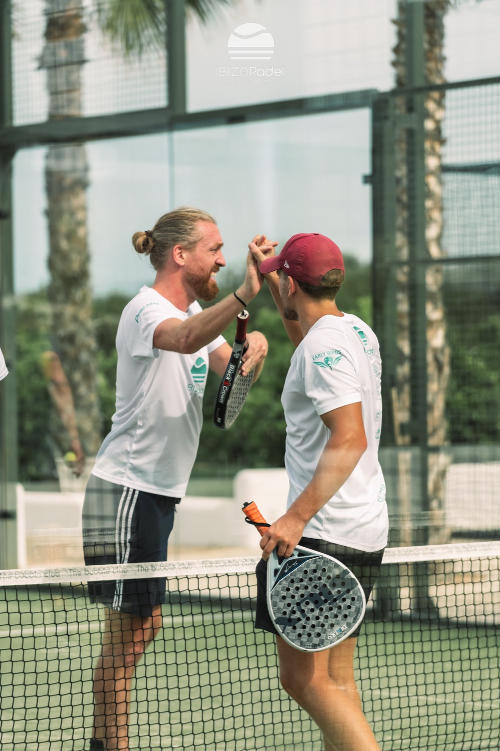 Ein Trainer auf einem sonnigen Padelplatz auf Ibiza